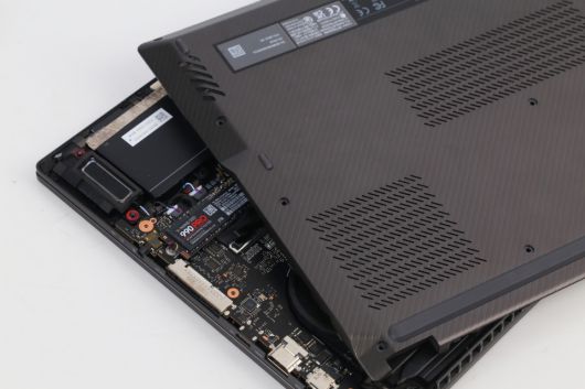 마지막으로 배터리 커넥터를 연결하고 하판을 장착하면 SSD 설치가 완료된다.