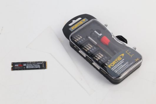 SSD 외에도 플라스틱 헤라와 드라이버가 필요하다.