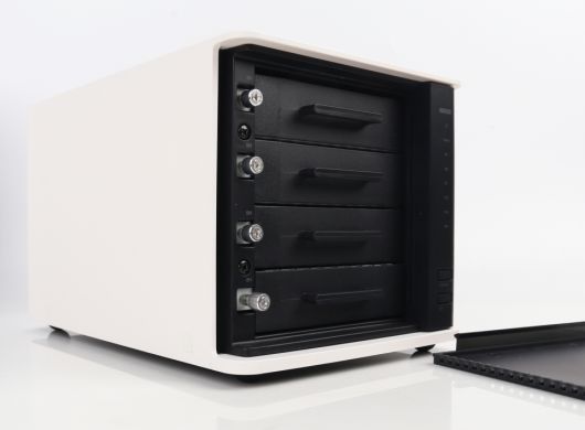 정면 커버를 열면 HDD 덱이 보인다.