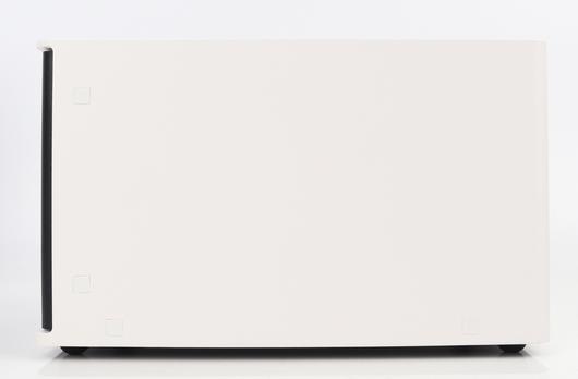 측면에는 아무것도 없어 깔끔한 디자인을 하고 있다.