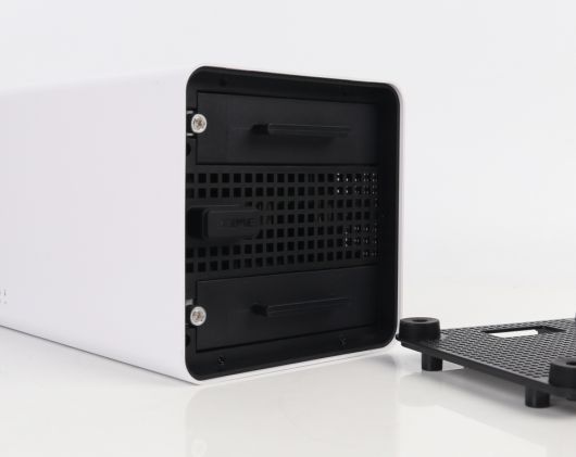 하판을 열면 HDD 덱이 보인다.