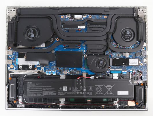 하판을 열면 내부를 확인할 수 있다. M.2 SSD 슬롯은 2개이고 RAM 슬롯도 2개다. 트리플 쿨링팬이 적용되었으며, 7개 히트파이프로 내부 열기를 빠르게 식혀준다.