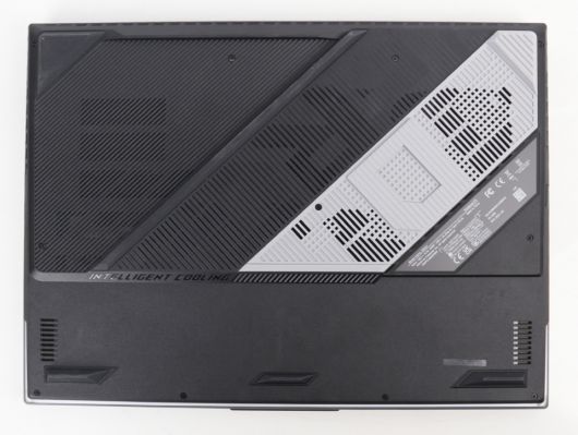 ROG 게이밍 노트북 답게 세련되고 독특한 디자인이 적용되었다.