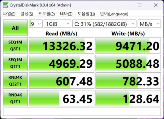 매우 빠른 속도의 PCIe 4.0 NVMe SSD 2개를 RAID 0으로 묶어 더 빠른 속도를 구현했다.