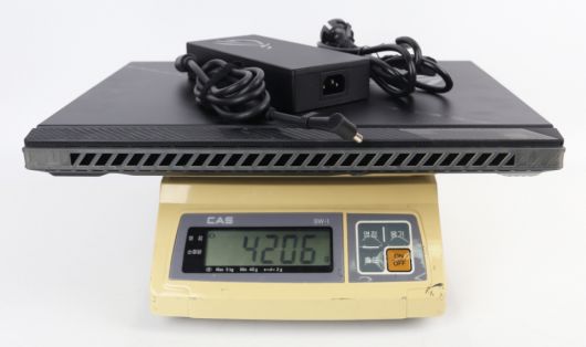 직접 측정한 무게는 3.08kg이고, 어댑터를 포함한 무게는 약 4.2kg이다.