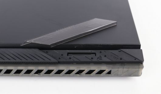 경첩 부분에 있는 투명 플라스틱은 분리가 가능하고 3D 프린터를 통해 원하는 색상으로 바꿀 수도 있다.