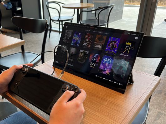 최소 250니트 이상이 확보되어야 밝은 환경에서 사용할 수 있다. 사진은 300니트 제품에 밝기를 60%정도로 설정한 것으로, 보이는 밝기는 200니트 이하다. 다소 어두운 것이 느껴진다.