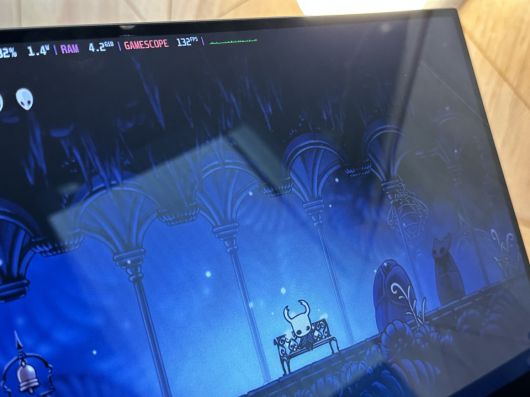 유명 인디게임 ‘할로우 나이트’의 경우 130~140프레임으로 아주 쾌적한 플레이가 가능했다.