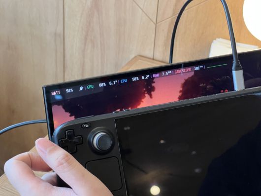 제대로 충전되고 있으므로 'BATT', '92%' 옆에 플러그 모양의 아이콘이 보인다. USB Type-C to C케이블 하나만 모니터와 연결된 상태에서도 배터리 감소 없이 연속적인 플레이가 가능하다.