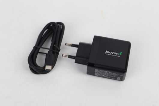 PD 충전기는 주연테크 캐리밥 65W 멀티충전기를 모니터와 함께 대여했다. 해당 제품은 USB Type-C 단자 1개, USB Type-A 단자 1개로 구성되었다. C 단자 단독 사용 시 65W 출력을 지원하며, 양쪽 단자 모두 사용 시 각각 45W(Type-C), 18W(Type-A)를 지원한다. 스팀 덱에 동봉된 정품 충전기의 충전 속도가 딱 45W이므로 스팀 덱과 다른 기기를 동시에 충전하기에 가장 적합한 멀티 충전기다.