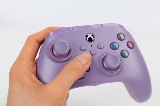 기자가 파워A 나노를 사용할 때는 그립감이 뛰어났고 손의 피로감도 적었으며, 게임 플레이 중 손가락의 동선도 편안했다.