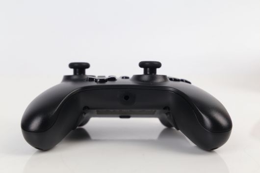 풀 사이즈 엑스박스 게임패드와 유사한 높이의 아날로그 스틱을 탑재해 게임패드 조작 시 위화감이 없다.