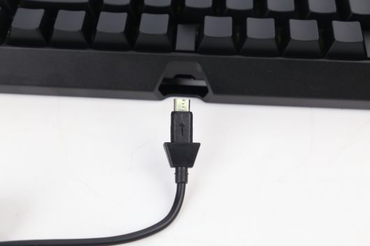 하우징 안쪽으로 들어가도록 처리된 USB micro 5핀 포트
