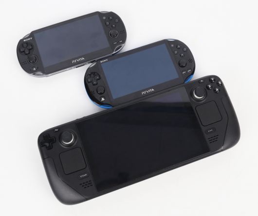 PS Vita보다 크기가 크지만, 휴대용 게임기 감성만큼은 여전하다.