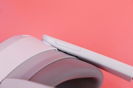 볼륨 조절 버튼은 피코 4 오른쪽 상단에 위치한다.