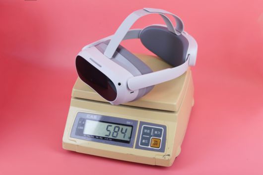 피코 4의 무게는 실측 기준 584g이다.