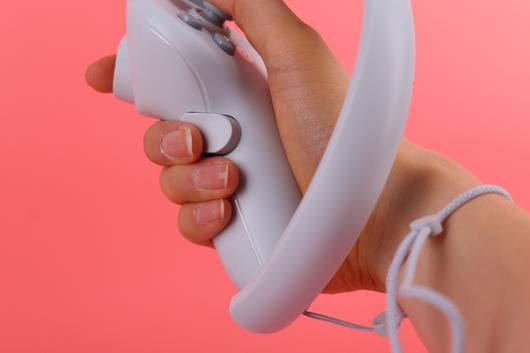 추적을 위한 링이 컨트롤러 상단에 위치하는 것이 아니기 때문에 무게 중심이 뛰어나고 게임 플레이 중 컨트롤러끼리 부딪치는 상황을 크게 줄여준다.