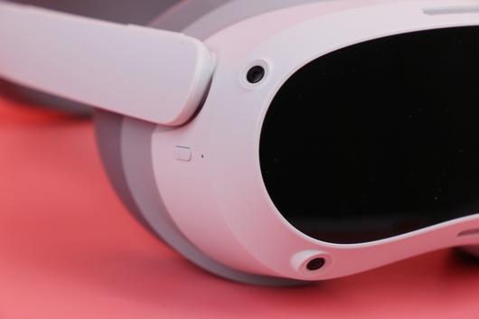 피코 4는 마치 스키 고글이 연상되는 디자인이 적용됐다.