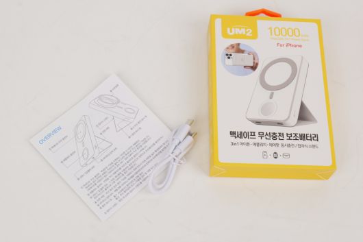 본체 외의 구성품은 한글 매뉴얼과 USB Type-C to C 케이블이다.