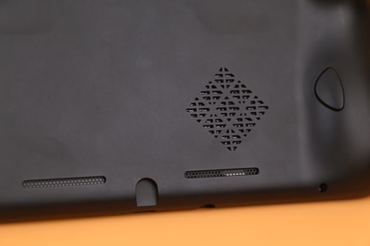 오딘 프로 뒷면에는 흡기구와 백 버튼 두 개가 위치한다.