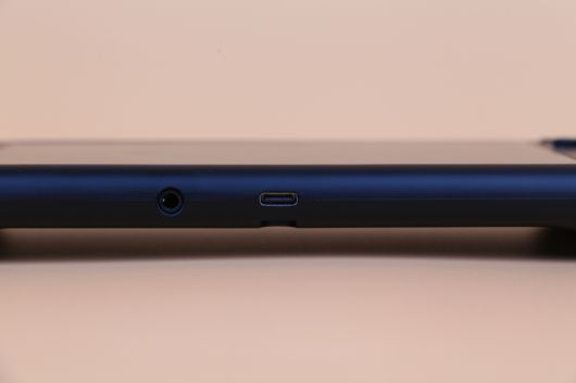 오딘 프로 하단에는 3.5mm 오디오 단자와 USB Type-C 단자가 위치한다.