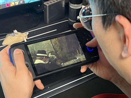 16:9 화면비 덕분에 휴대용 플레이스테이션을 즐기는 것 같은 느낌이 들었다.