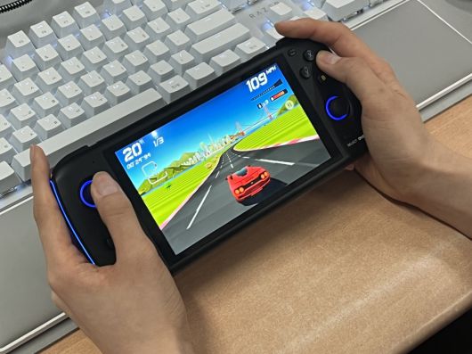 레이싱 게임 ‘Horizon Chase’로 마이크로 SD 카드를 통한 게임 구동 성능을 확인해봤다.