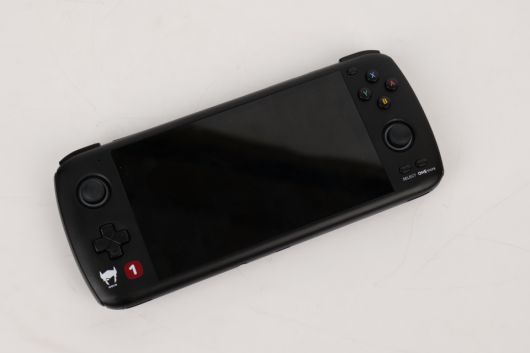 오딘 프로 본체는 기본적으로 다른 휴대용 게임기와 비교해도 큰 차이가 없는 디자인을 지녔다.