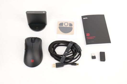 충전 독과 추가 마우스 피트가 기본 동봉되어 있다.