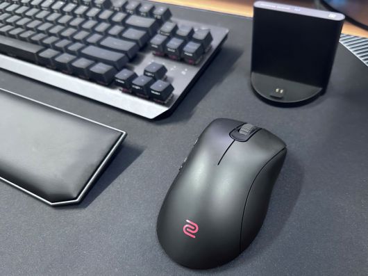 무선 동글 연결을 겸하는 충전 독을 마우스와 가까이 놓고 사용하는 만큼 높은 무선 연결 품질을 기대할 수 있다.