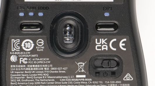 마우스 아래에 DPI, 폴링 레이트 버튼이 각각 존재한다. 동글 연결, 충전 독 연결 모드 또한 버튼으로 제어할 수 있다.