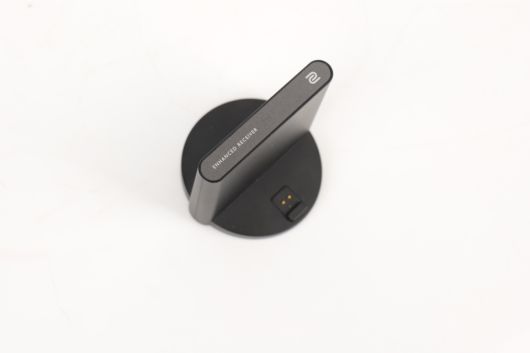 USB Type-C 케이블과 연결되는 충전 독. 마우스를 얹으면 자석으로 제 위치를 찾아 달라붙는다.