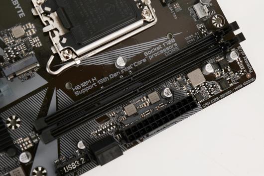 동급의 DDR4 메인보드와 가격 차이가 적음에도 불구하고 DDR5 메모리를 지원한다.