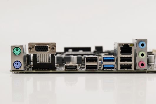 PS/2 키보드 및 마우스 단자, D-Sub 단자, HDMI 단자, USB Type-A 단자 6개, 오디오 단자, 그리고 기가비트 랜 단자를 품었다.