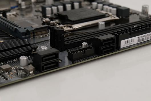 이외에도 이 메인보드에는 4개의 SATA3 단자가 위치한다.