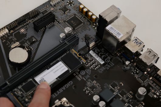 메인보드에 사전 설치된 플라스틱 구조물을 통해 M.2 SSD를 맨손으로 직접 고정할 수 있다.