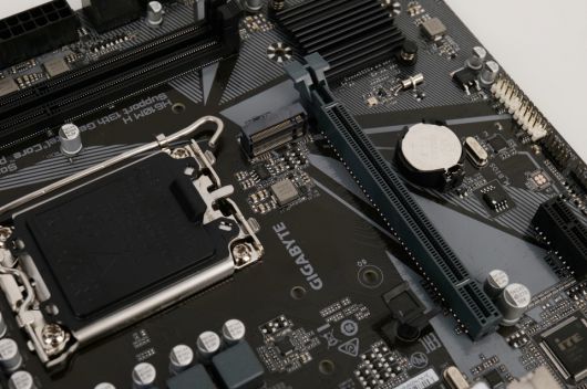 M.2 슬롯을 제공해 M.2 NVMe SSD를 장착할 수 있다.