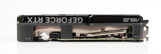 단일 8핀 PCIe 전원 커넥터를 사용한다.