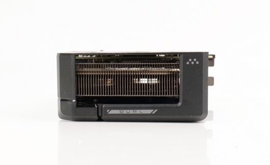 촘촘하게 배열된 히트싱크를 탑재했다.