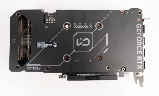 알루미늄 백플레이트가 적용되어 PCB의 구부러짐을 방지했다.