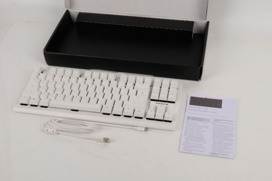 본체, 설명서, USB Type-C to A 케이블이 제공된다.