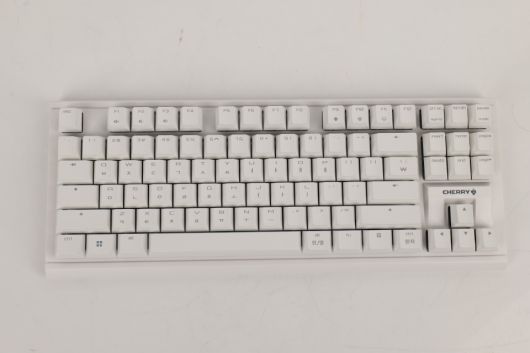 87키 구성 텐키리스 레이아웃. 숫자패드가 없기 때문에 책상 위 공간을 덜 차지한다. 또 마우스 이동반경이 넓은 FPS 플레이어에게 선호되는 레이아웃이기도 하다.