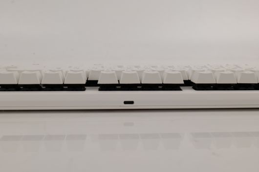 무보강 구조인데도 일견 ‘비키’ 스타일처럼 보인다. 분리형 케이블은 F7키에 위치한 USB Type-C 단자에 결합된다.