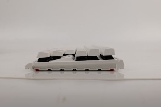 키캡의 각도가 손에 편안하도록 휘어진 ‘스텝스컬처2’ 디자인이 적용되었다.