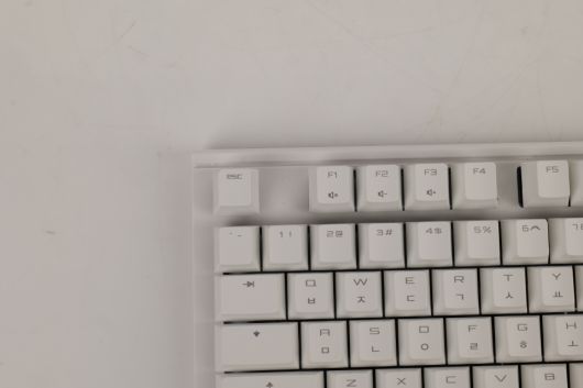 Esc와 F1 사이의 물리적인 체리 키는 사라졌다.