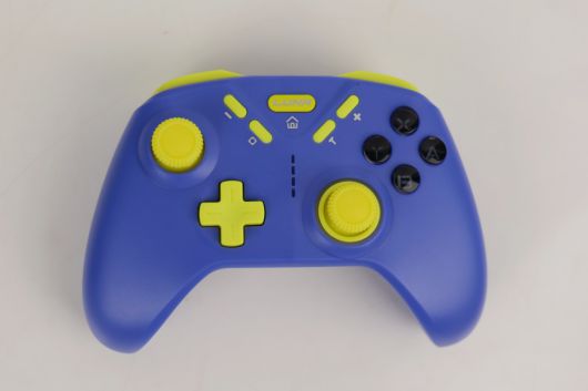 게임패드의 버튼 레이아웃은 닌텐도 스위치 레이아웃을 따른다.