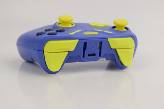 NS 루나는 USB Type-C 단자를 갖췄으며, 이를 통해 게임패드를 유선으로 충전하거나 유선 연결 후 게임을 즐길 수 있다.