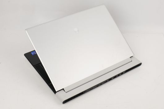 상판에 적용된 에일리언웨어의 상징인 외계인 로고도 눈길을 사로잡았다.