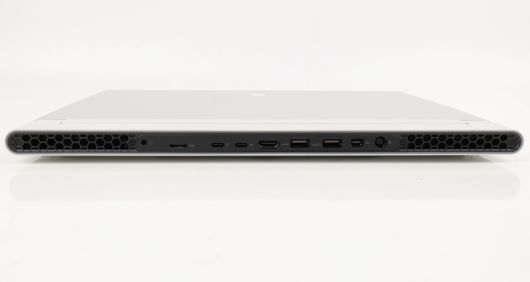 노트북 후면에 모든 단자가 집약되어 있다.