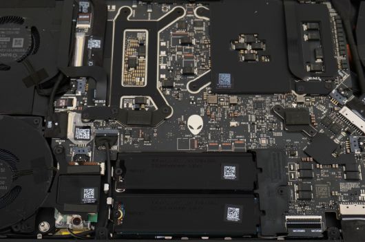 두 개의 M.2 NVMe SSD 슬롯을 갖췄고 원한다면 Raid 0로 구성하여 더욱 빠른 속도로 사용할 수도 있다.